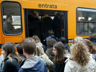 Luni: niente più fermate dei bus CTT nel territorio. Pendolari e studenti a piedi