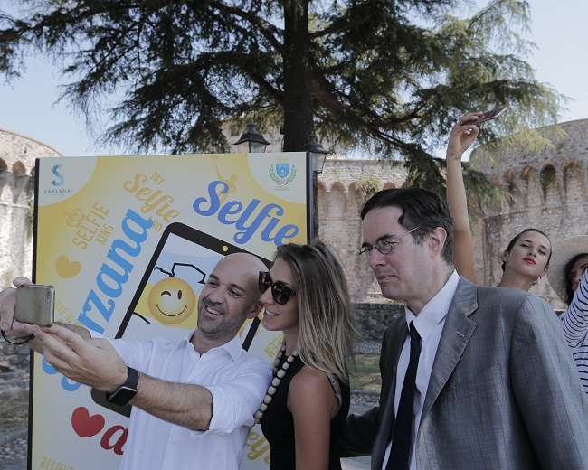 Sarzana prima Città Selfie d&#039;Italia, con la benedizione di Klaus Davi