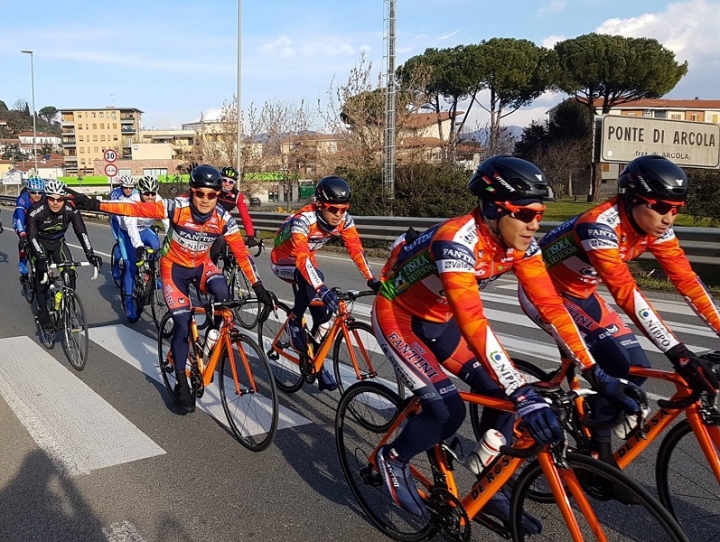 Il Team NIPPO in ritiro alla Spezia, pronto a pedalare con i suoi fan