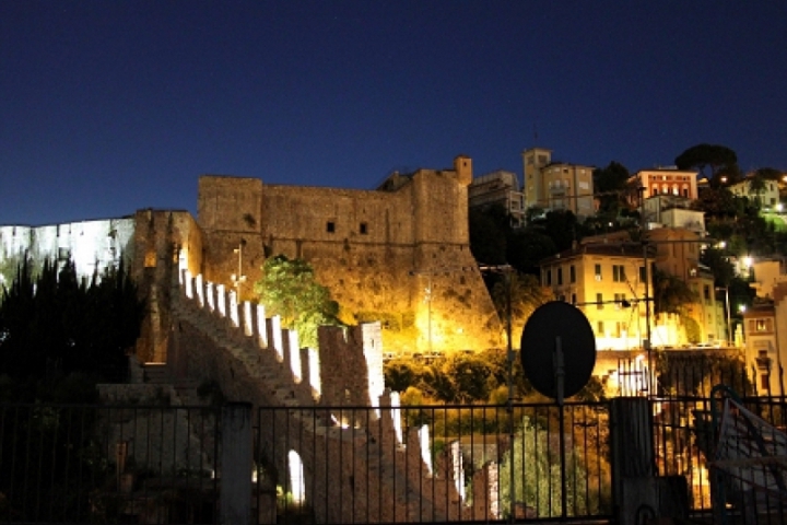 Il Castello San Giorgio di sera
