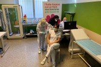 Una delle prime persone vaccinate in Liguria