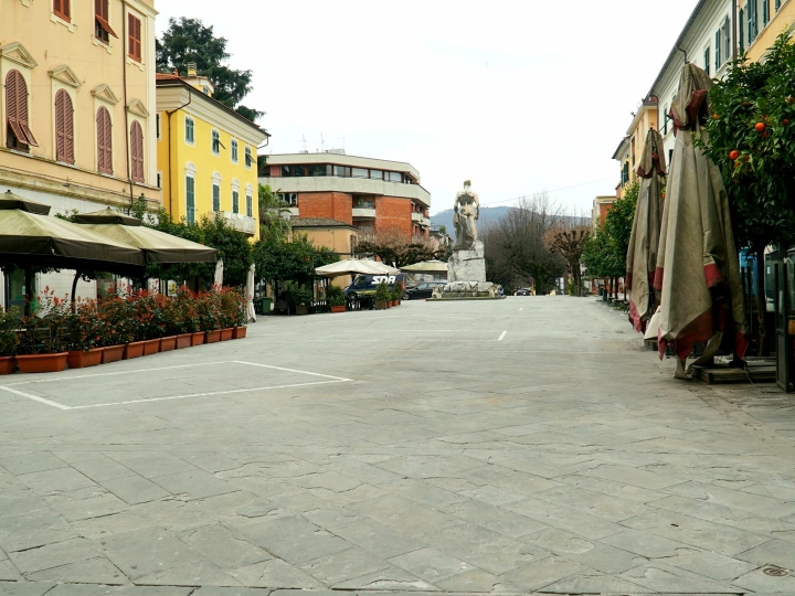 Sarzana: piazza Garibaldi deserta
