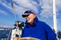 Fa il giro d&#039;Italia in barca a vela a più di 90 anni: Mario Battilanti arriva a Napoli