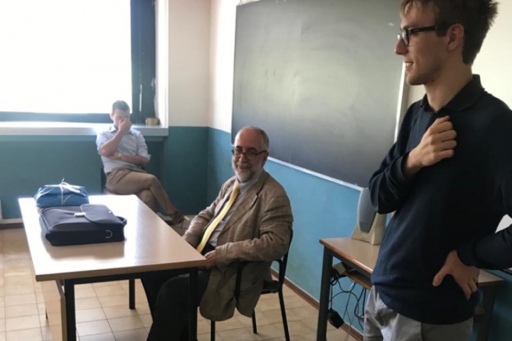 Il prof Vincenzi in aula con i suoi studenti