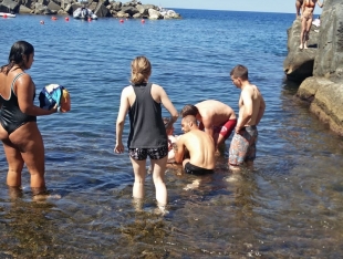 Riomaggiore, turista 21enne trasportata al San Martino di Genova dopo un tuffo dagli scogli