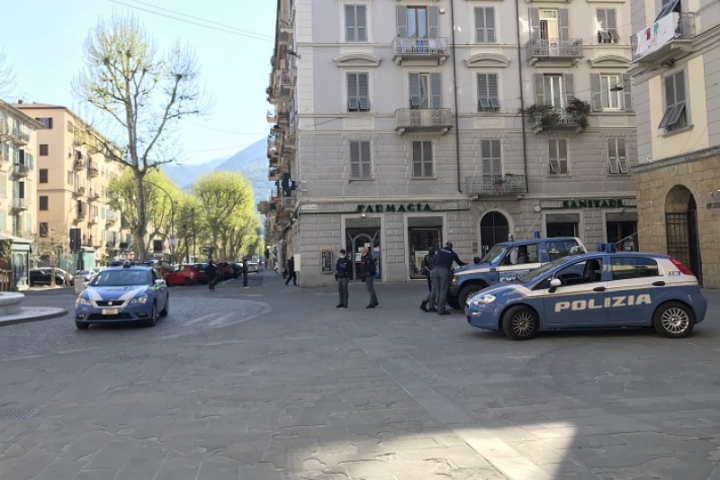 Controlli della Polizia in piazza Garibaldi