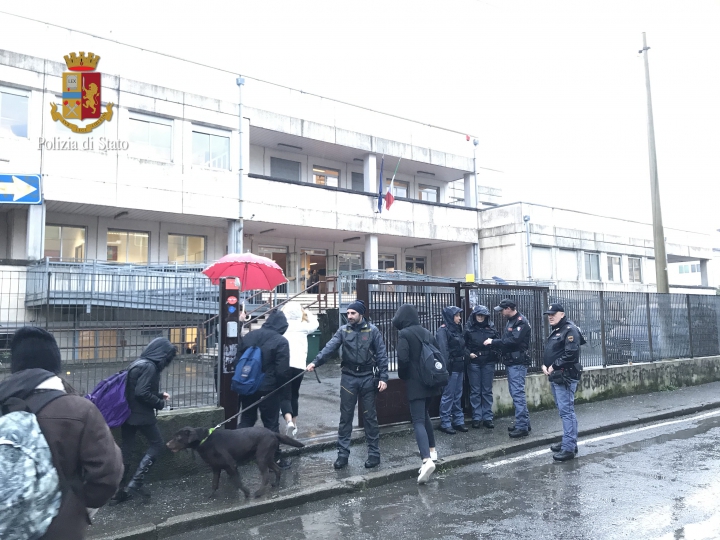Controlli antidroga, Polizia all&#039;ingresso del Fossati-Da Passano
