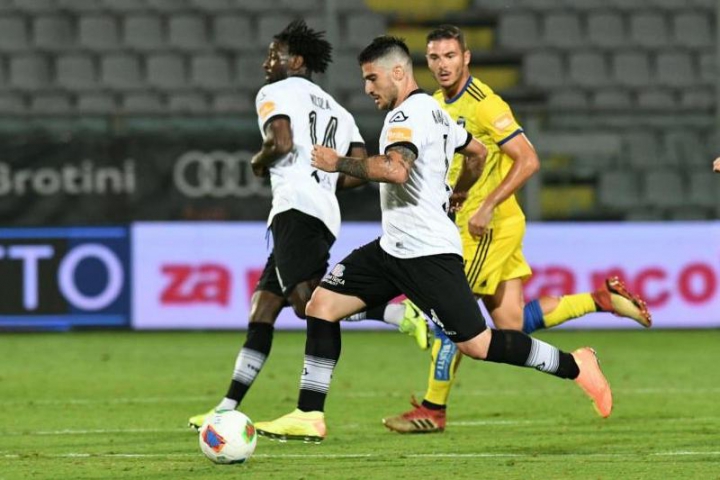 Il centrocampista Gennaro Acampora nella partita dello Spezia contro il Pisa