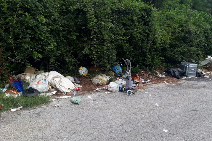 Il Comune di Levanto chiede di eliminare la siepe per disincentivare l’abbandono dei rifiuti