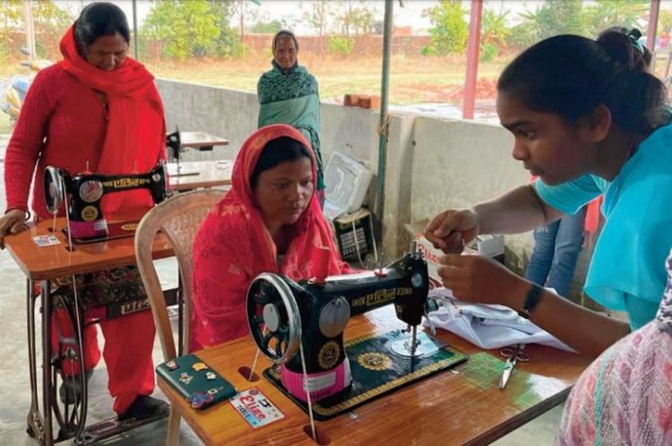 Grazie a Nuovo Cammino un laboratorio di sartoria permetterà ad alcune donne indiane di emanciparsi