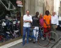 La Fondazione Manarola dona due biciclette ai profughi che restaurano i muretti a secco