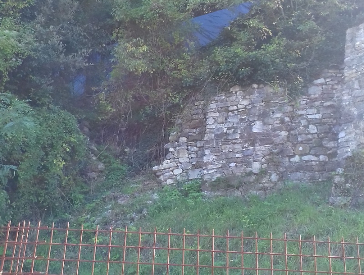 &quot;Il muro sotto la Chiesa è pericolante&quot;, i residenti di Falcinello chiedono un intervento