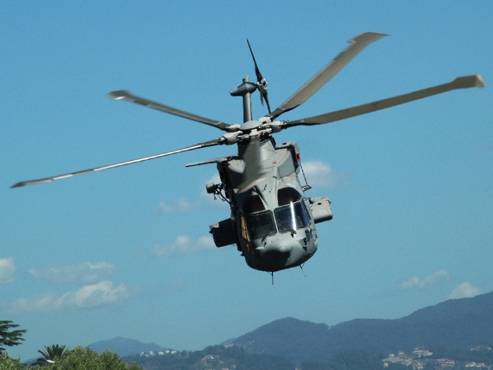 Cade in un crepaccio, salvata dall&#039;elicottero della Marina Militare