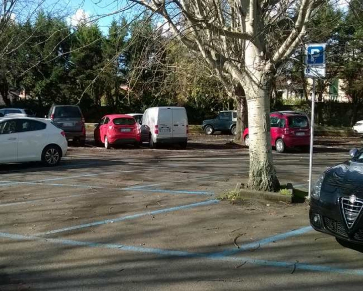 Blitz a Sarzana, allontanati i parcheggiatori abusivi