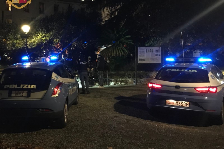 Rissa notturna in centro alla Spezia, identificati i responsabili: denunciati 4 giovani tra i 17 e i 25 anni