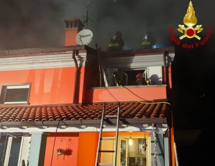 Incendio di un tetto ad Ortonovo, 3 ore per domare le fiamme