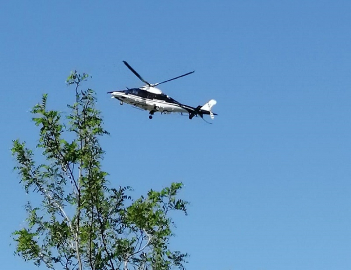 Elicottero in volo su Pagliari per controllare eventuali presenze nelle case abbandonate