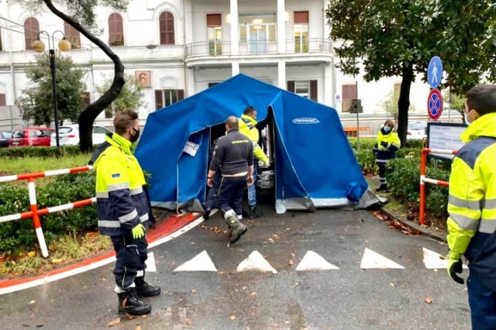 La tenda allestita di fronte all&#039;ospedale