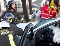 Con l&#039;auto sbatte violentemente contro un albero, 70enne al San Martino