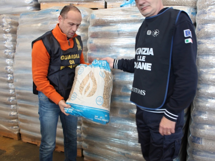 Sequestrati 3.600 sacchi di pellets riportanti marchio contraffatto