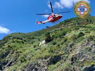 Vernazza, brutta caduta per un turista 17enne: portato via in elicottero
