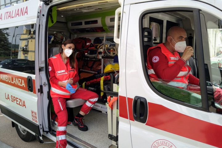 Da più di un anno in prima linea, lo sforzo dei volontari della Croce Rossa per la città