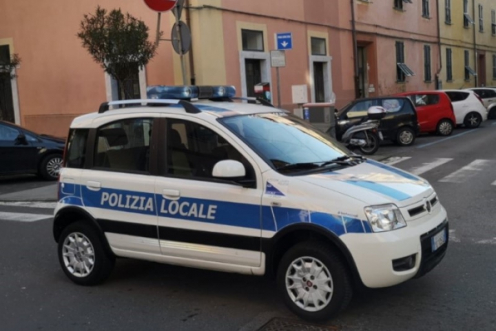 La Spezia: multati e allontanati i giocolieri al semaforo tra Viale Italia e San Bartolomeo