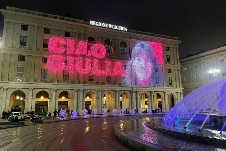 La foto di Giulia e le parole di Alda Merini su mega schermo facciata Palazzo Regione Liguria (video)