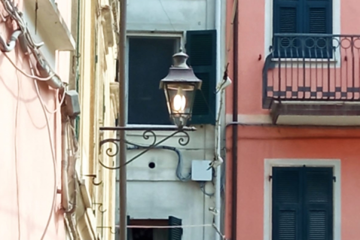Due antiche e grandi lanterne tornano a illuminare piazza Calandrini
