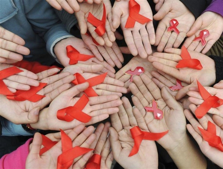 Giornata Mondiale contro l’AIDS, i ragazzi della Croce Rossa si rivolgono ai loro coetanei