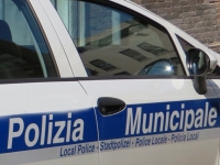 Blitz della Municipale in Scalinata Ettore Spora: i ragazzi frequentano la zona per bere e drogarsi