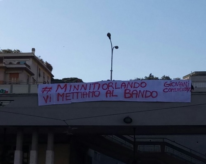 Piazza Europa, striscione dei Giovani Comunisti contro il decreto Minniti