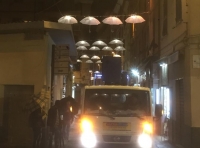 La Spezia, si sostituiscono le lampadine e si raccolgono gli ombrelli