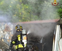 A fuoco un&#039;auto in un garage, intervengono i Vigili del Fuoco