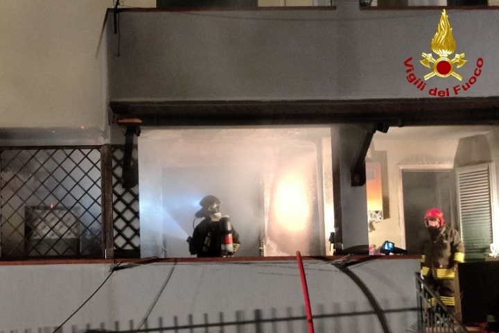 Appartamento in fiamme al Favaro: perde la vita una persona