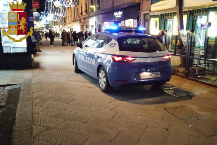 Volante della Polizia nel centro della Spezia
