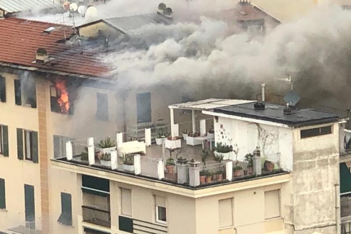 Incendio che ha coinvolto l&#039;ultimo piano di un palazzo sulla scalinata Quintino Sella