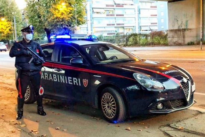 Carrara, palestra aperta e clienti al bar fuori orario: scattano le chiusure dei Carabinieri