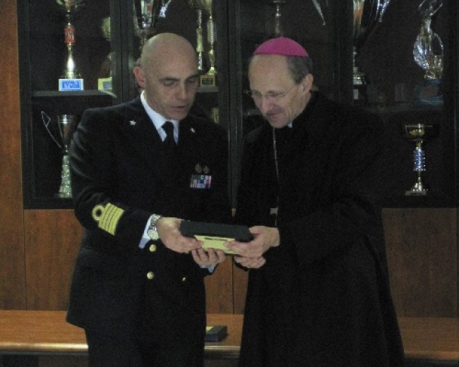 Il Vescovo Palletti in visita alla Capitaneria di Porto