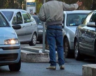 Parcheggiatori abusivi fermati in centro: in tre nei guai, altri si danno alla fuga