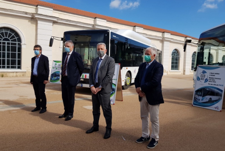 Il sindaco Peracchini con i vertici ATC alla presentazione dei nuovi autobus