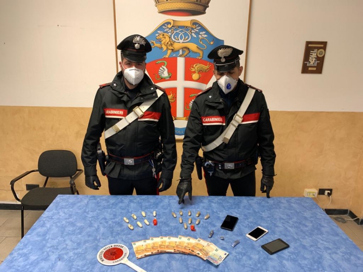 Ingerisce 18 ovuli di eroina e cocaina, scoperto dai Carabinieri
