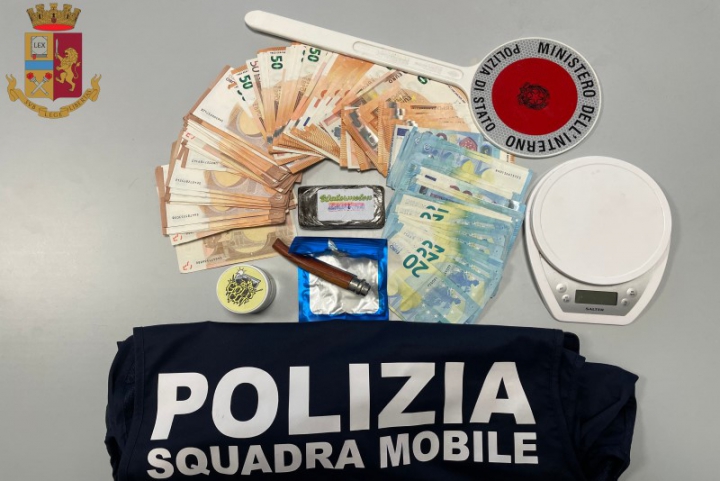 Panetto di hashish e 7 mila euro sotto il materasso, arrestato spacciatore