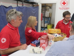 Più di 200 famiglie e 60 senzatetto sono assistiti regolarmente dalla Croce Rossa