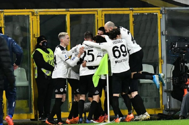 Un eroico Spezia supera per 2-0 la capolista Milan