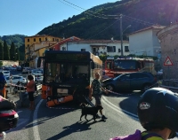 Frontale a Marola, autobus contro macchina