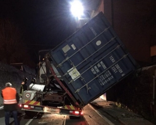 Camion perde container sulla Cisa a S. Stefano, colpita una palazzina