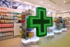 Dietro il bancone della farmacia senza mascherina e green pass: 2.200 euro di sanzioni