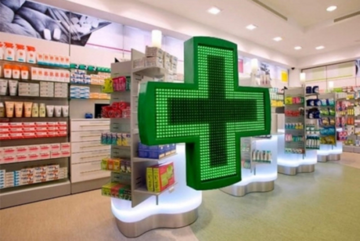 Dietro il bancone della farmacia senza mascherina e green pass: 2.200 euro di sanzioni